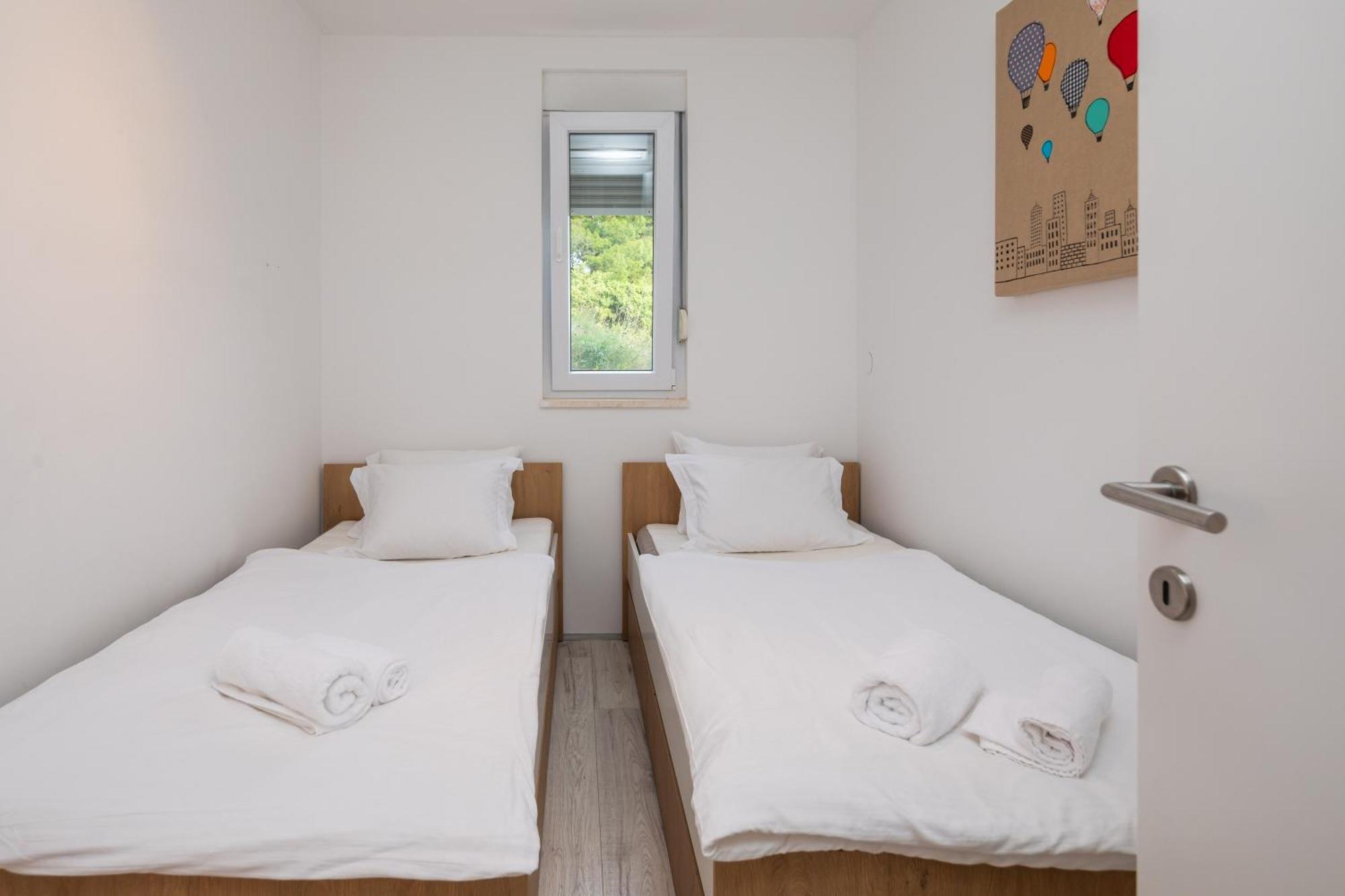 Jolara With Heated Pool Apartment *